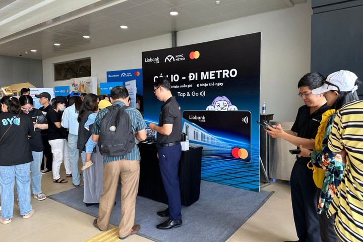 Chỉ trong vòng chưa đầy 5 phút, hành khách có thể sở hữu ngay thẻ Liobank để sử dụng.