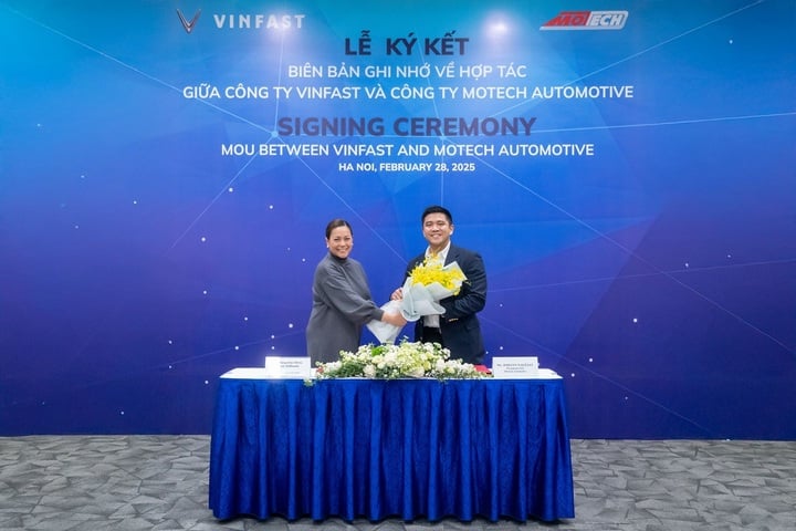 Giám đốc Dịch vụ Hậu mãi VinFast Philippines, bà Margarita Olivia Cuena Delfinado (trái) và Chủ tịch kiêm CEO Motech Automotive Philippines, ông Johann Rommel Naguiat tại lễ ký kết MOU.