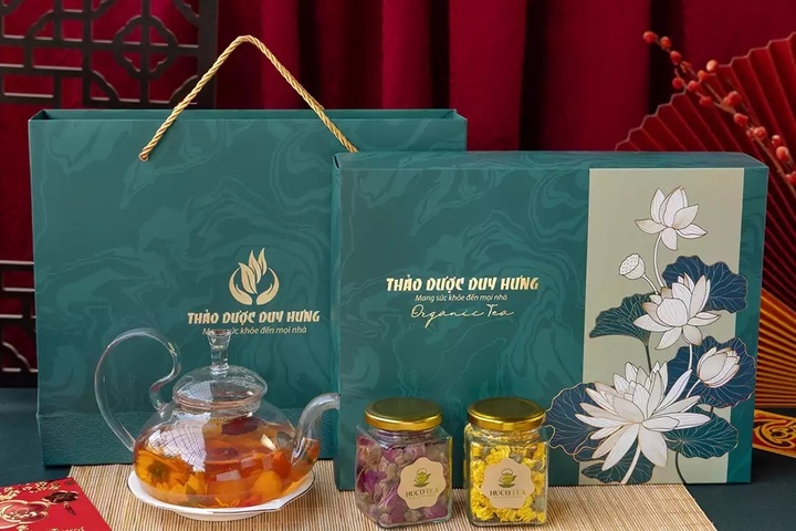 Hộp trà thảo mộc là món quà rất thiết thực để tặng cô giáo. (Ảnh: TD Duy Hưng)