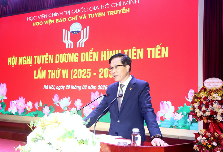 PGS.TS Hoàng Phúc Lâm phát biểu.