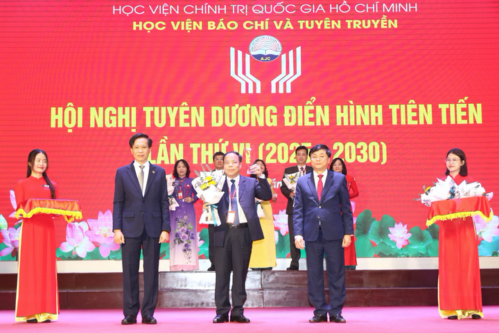 PGS.TS Hoàng Phúc Lâm và PGS.TS Phạm Minh Sơn trao tặng Biểu trưng Tuyên dương Điển hình tiên tiến lần thứ VI (2025-2030) và tặng hoa chúc mừng cho các cá nhân
