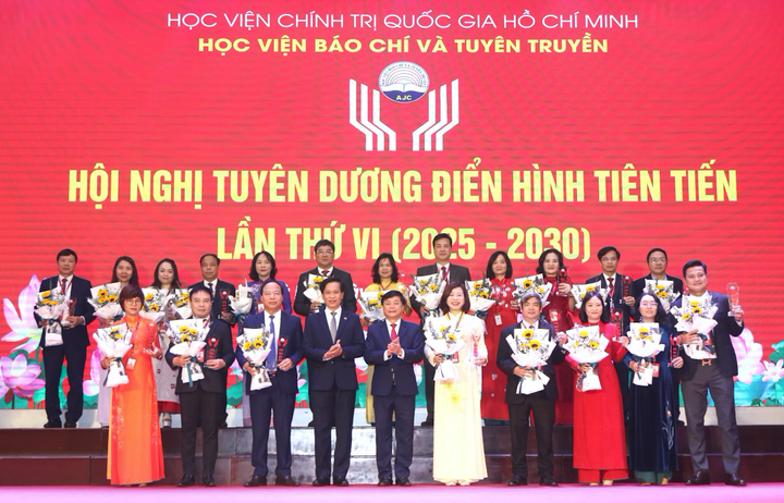 Các tập thể, cá nhân được tuyên dương Điển hình tiến tiến của Học viện Báo chí và Tuyên truyền.