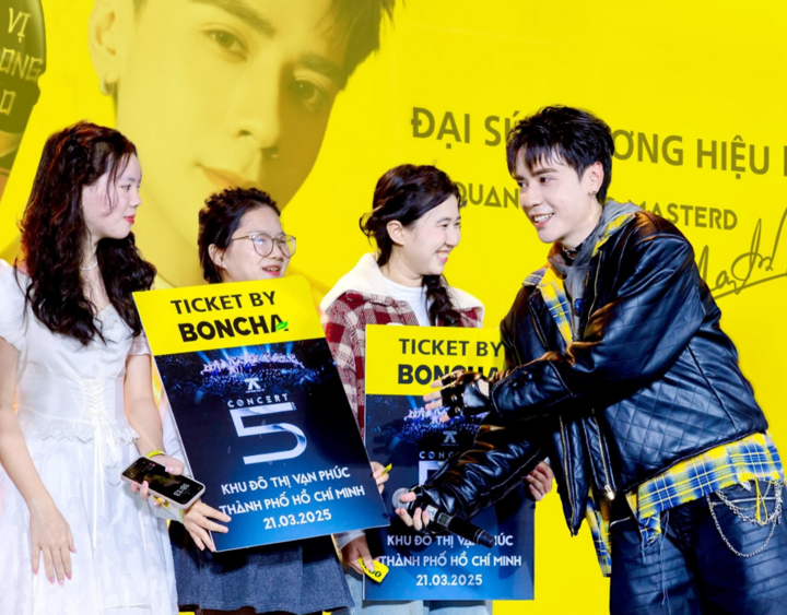 Fan hào hứng nhận vé concert Anh Trai “Say Hi” do chính tay Quang Hùng Master D trao tặng.