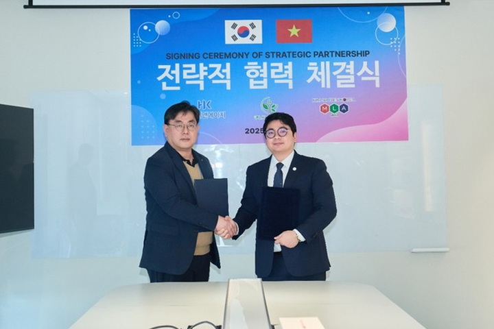 Ông Vũ Mão (bên phải) – Chủ tịch PL Korea tại Lễ ký kết.