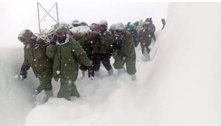 Công tác cứu hộ đang gặp khó khăn do tuyết rơi dày đặc. (Nguồn: Sky News)