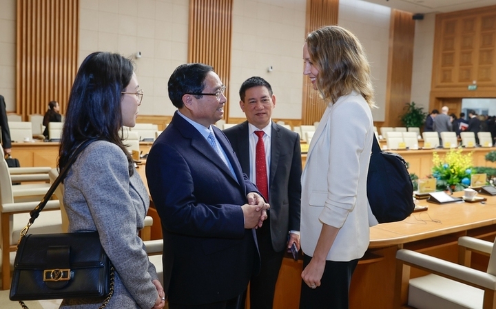 Thủ tướng Phạm Minh Chính, Phó Thủ tướng Hồ Đức Phớc trao đổi cùng các đại biểu. (Ảnh: VGP/Nhật Bắc)