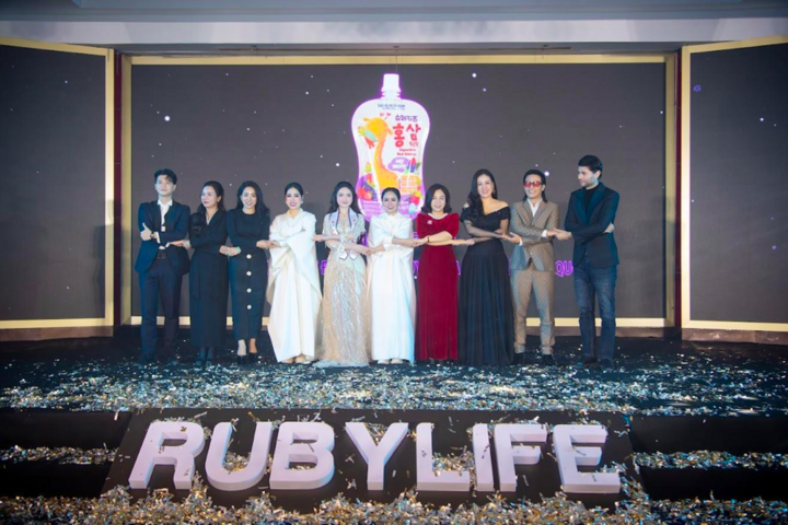 CEO Ruby Life Quế Anh cùng doanh nhân Bùi Thanh Hương và đại sứ sản phẩm Chu Thanh Huyền (ở giữa)