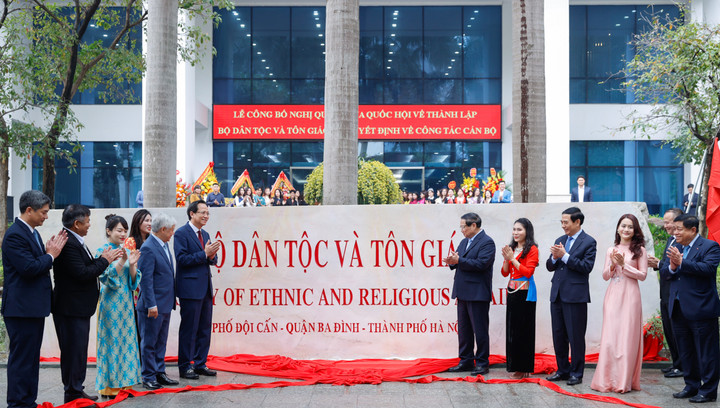 Thủ tướng Phạm Minh Chính và các đại biểu thực hiện nghi thức ra mắt Bộ Dân tộc và Tôn giáo. (Ảnh: VGP/Nhật Bắc)