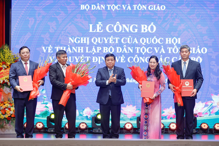 Phó Thủ tướng Nguyễn Chí Dũng trao Quyết định bổ nhiệm cho các Thứ trưởng Bộ Dân tộc và Tôn giáo. (Ảnh: VGP/Nhật Bắc)