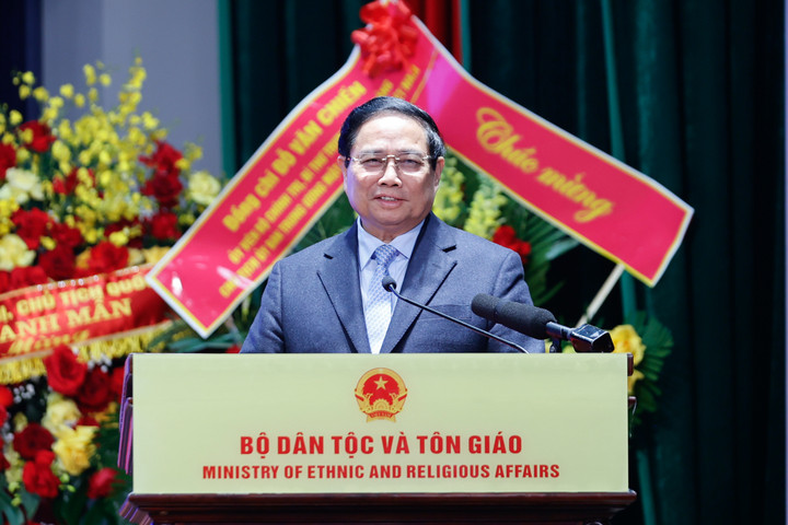 Thủ tướng chúc mừng Bộ Dân tộc và Tôn giáo lần đầu tiên được thành lập; đồng thời nhấn mạnh ý nghĩa lớn hơn nữa là sự quan tâm của Đảng, Nhà nước với công tác dân tộc và tôn giáo để vừa thúc đẩy các phong trào, hoạt động, vừa quản lý nhà nước hiệu quả trong lĩnh vực tôn giáo và dân tộc. (Ảnh: VGP/Nhật Bắc)