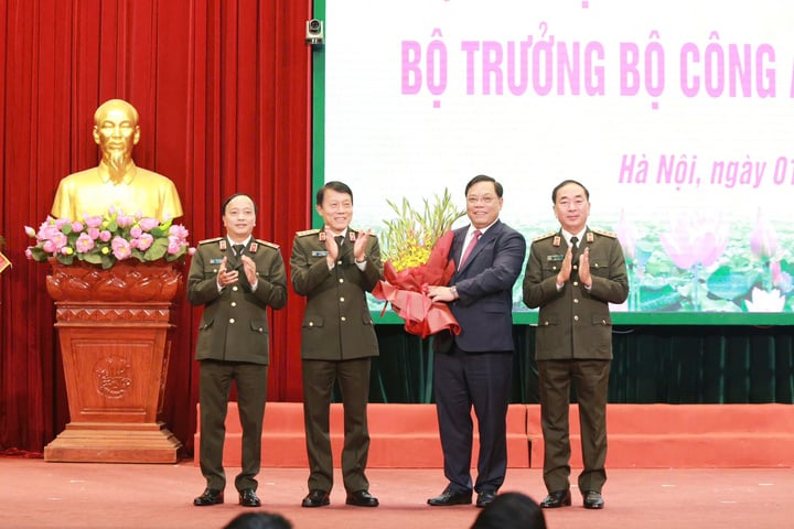 Lãnh đạo Bộ Công an tặng hoa chúc mừng tân Thứ trưởng Bộ Dân tộc và Tôn giáo Nguyễn Hải Trung.