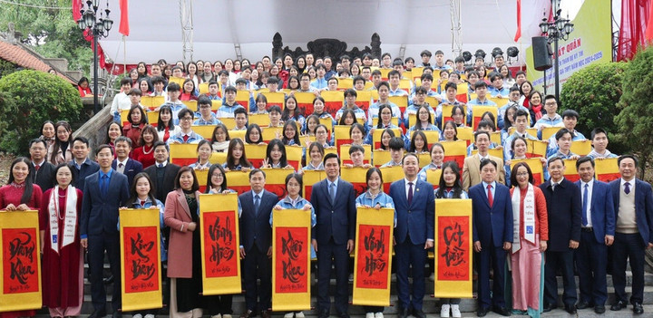 Đại diện lãnh đạo tỉnh Bắc Ninh chụp ảnh lưu niệm với các thầy cô giáo và học sinh các đội tuyển trước kỳ thi chọn HSG quốc gia năm học 2024 - 2025.