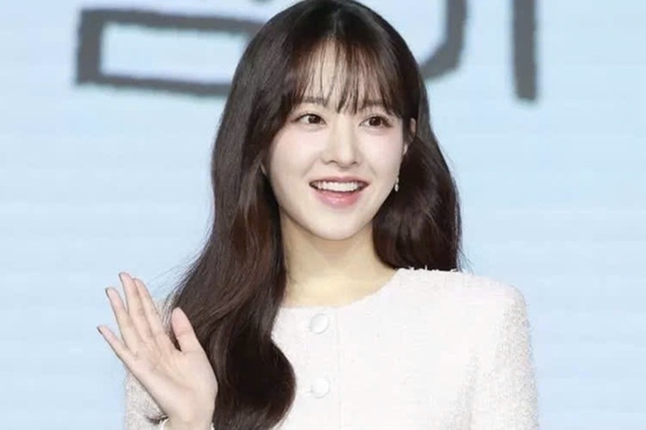 Park Bo Young từng được nhiều khán giả Việt biết đến với vai nữ chính trong phim Cô nàng mạnh mẽ Do Bong Soon.