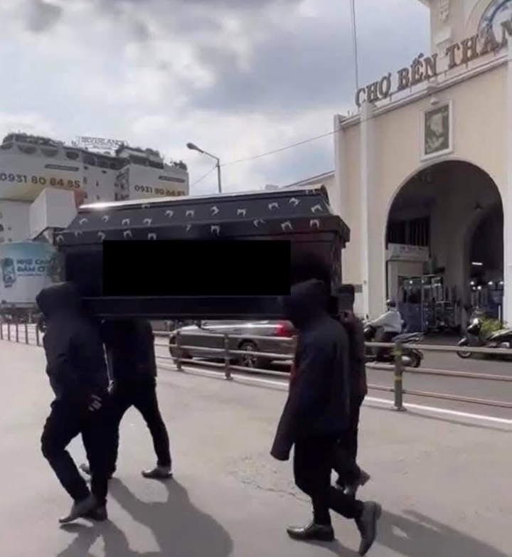 Nhóm thanh niên khiêng quan tài qua chợ Bến Thành. (Ảnh cắt từ clip)