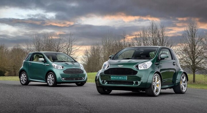 Độc bản Aston Martin Super Cygnet bên cạnh mẫu Cygnet tiêu chuẩn.