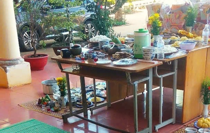 Mâm cúng được nhân viên bảo vệ Trường THPT sắp xếp chiều ngày 1/3.