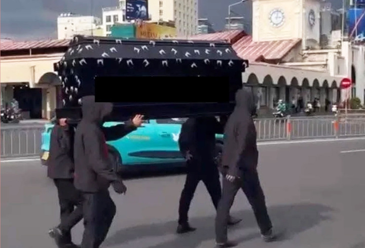 Nhóm thanh niên khiêng quan tài qua chợ Bến Thành. (Ảnh cắt từ clip)