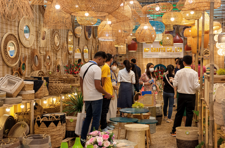 Các gian hàng thủ công mỹ nghệ được quan tâm.