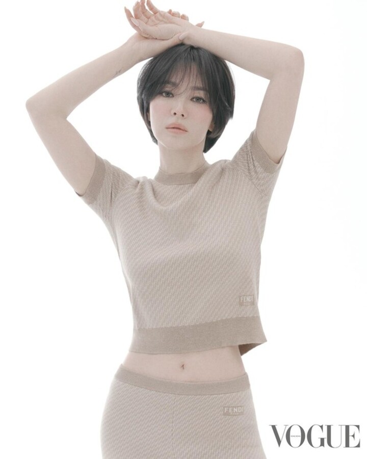 Song Hye Kyo khoe vòng eo con kiến' trên tạp chí Vogue.