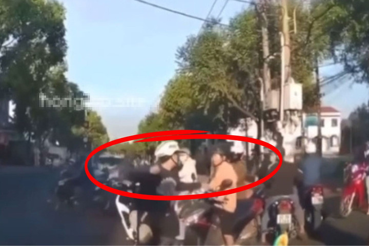 Hình ảnh nam thanh niên đấm tới tấp người đàn ông. (Ảnh cắt clip)