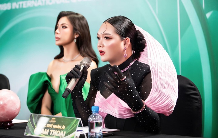 Phạm Thoại đảm nhận vai trò Chiếc ghế nhân ái trong Miss International Queen Vietnam 2025.