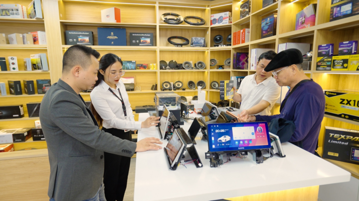 Khách hàng nghe tư vấn tại Chung Auto.
