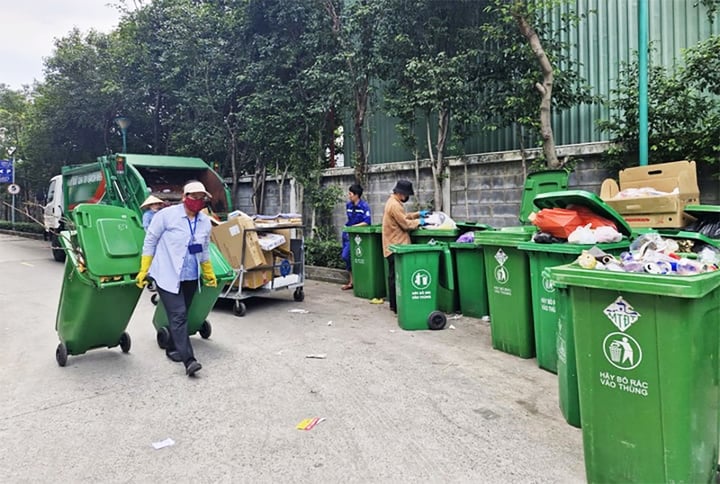 Phân loại rác là một trong những lời giải cho bài toán về rác thải, nhưng cần có hạ tầng đồng bộ để thu gom, xử lý. (Ảnh: H.Linh)