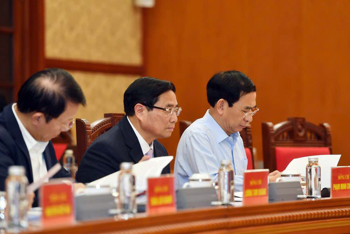 Thủ tướng Chính phủ Phạm Minh Chính trao đổi về các nhiệm vụ của Chính phủ triển khai thực hiện Nghị quyết 57. (Ảnh: Trọng Hải)