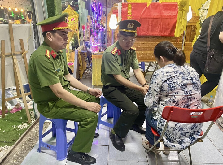 Đại tá Vũ Như Hà, Giám đốc Công an tỉnh Bà Rịa - Vũng Tàu chia sẻ, động viên gia đình chiến sĩ Nguyễn Ngọc Minh Nhật, tối 3/3. (Ảnh: T.T)