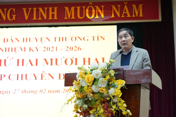 Ông Nguyễn Xuân Minh - Chủ tịch UBND huyện Thường Tín - thông qua tờ trình về việc thành lập, tổ chức lại các cơ quan chuyên môn thuộc UBND huyện.