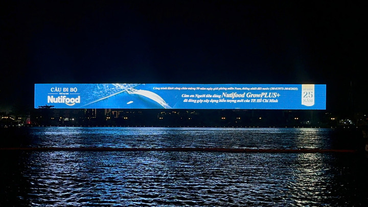 Hình ảnh cầu đi bộ xuất hiện tại hệ thống Sky LED Bến Bạch Đằng.