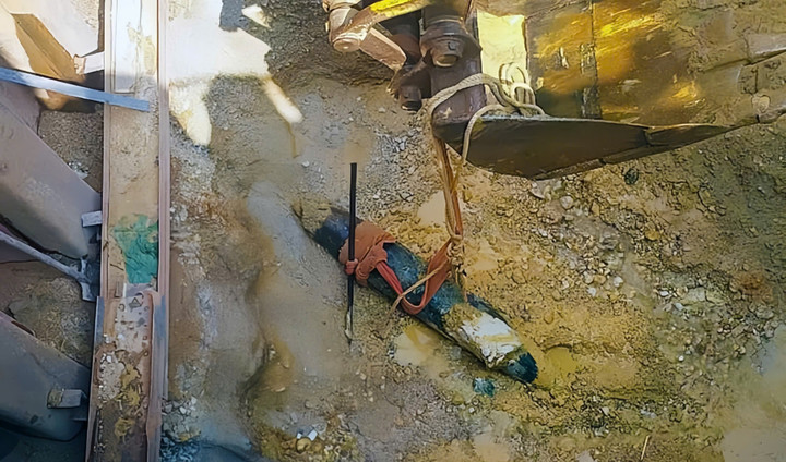 Quả bom có trọng lượng hơn 200kg được công nhân phát hiện khi đào đường cống thoát nước.