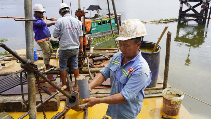 Đội thi công lấy mẫu đất đá, dán nhãn và chuyển về phòng thí nghiệm kiểm tra điều kiện địa chất, thủy văn khu vực.