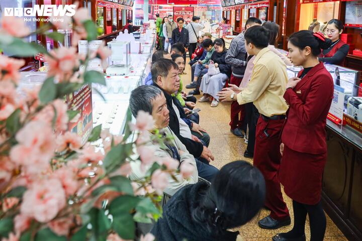 Trong khi đó, một vị khách vừa bán vàng lại vui vẻ nói: "Trước đây tôi mua vàng nhẫn giá 76 - 78 triệu đồng/lượng, vì năm nay tôi xây nhà mới mà vẫn còn thiếu tiền nên nhân cơ hội giá vàng nhẫn đang cao tôi mang vàng đi bán để chốt lời lấy thêm chi phí. Sau này khi có tích lũy, tôi sẽ lại mua vàng nhẫn để tiết kiệm".