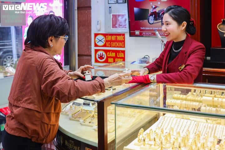 "Tôi từ bên nước ngoài về Việt Nam chơi, gần dịp 8/3 nên tôi tự thưởng cho mình một chiếc dây chuyền vàng và một đôi bông tai vàng, tuy giá vàng đang tăng cao kéo theo giá vàng trang sức cũng tăng, nhưng tôi vẫn sẵn sàng chi tiền", vị khách này cho biết.