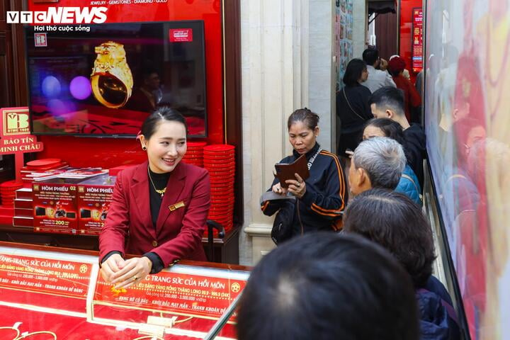 Càng về trưa, lượng người kéo đến các cửa hàng vàng càng đông hơn. Một số người rơi cảnh thất vọng vì không mua được vàng nhẫn như mong muốn do cửa hàng hạn chế bán ra.