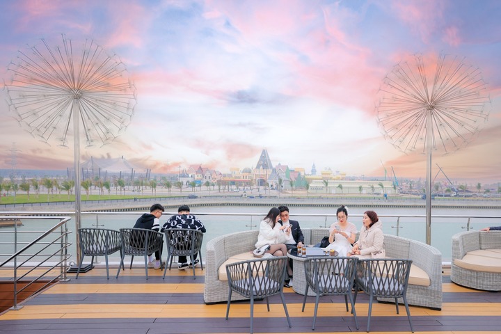 Trải nghiệm sống, vui chơi giải trí tại Vinhomes Royal Island ngày càng đa dạng nhờ vào tiện ích mới liên tục ra mắt.