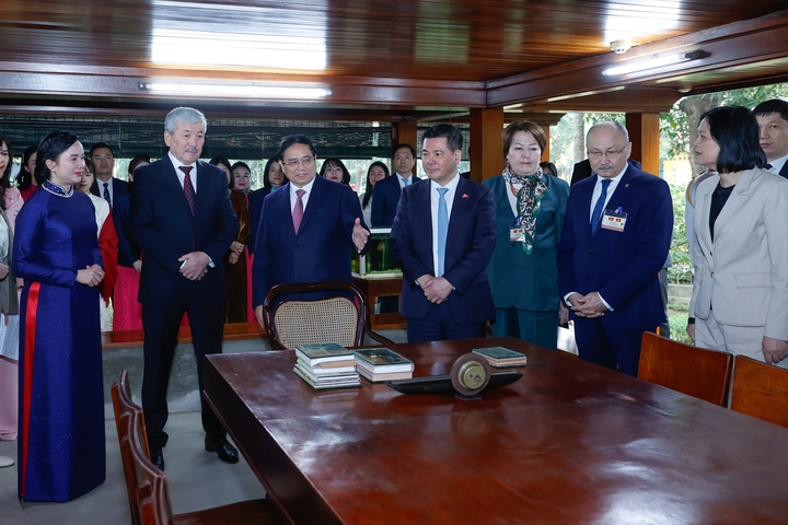 Thủ tướng Phạm Minh Chính giới thiệu với Thủ tướng Adylbek Kasymaliev về Nhà sàn Bác Hồ, cùng cuộc đời và sự nghiệp của Chủ tịch Hồ Chí Minh vĩ đại, Anh hùng giải phóng dân tộc, Danh nhân văn hóa thế giới. (Ảnh: VGP/Nhật Bắc)
