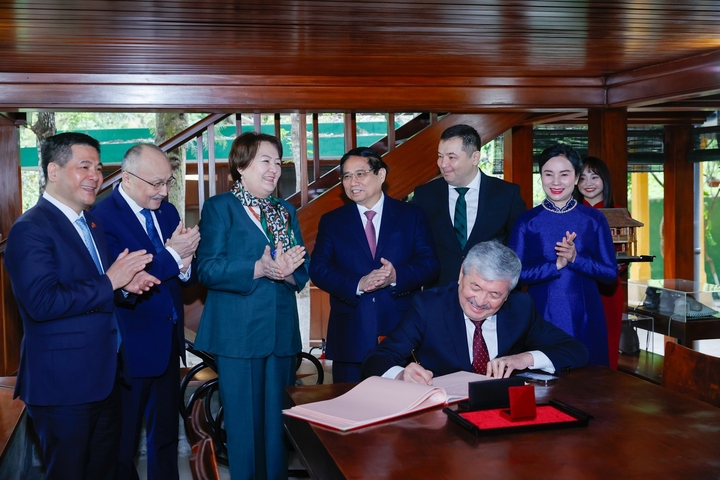 Thủ tướng Kyrgzystan Adylbek Kasymaliev viết lưu bút tại Nhà sàn Bác Hồ (Ảnh: VGP/Nhật Bắc)