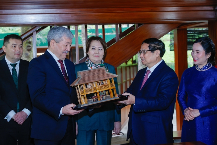 Thủ tướng Phạm Minh Chính tặng Thủ tướng Adylbek Kasymaliev mô hình Nhà sàn Bác Hồ. (Ảnh: VGP/Nhật Bắc)