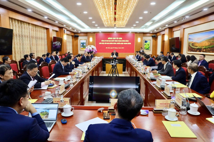 Toàn cảnh buổi làm việc.