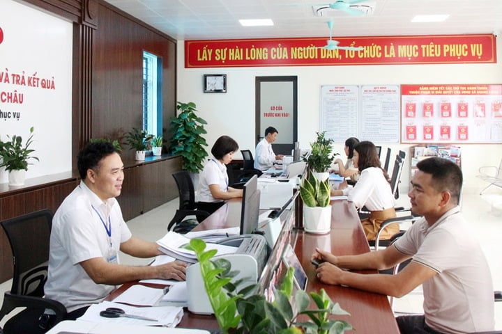 Người dân giải quyết thủ tục hành chính tại phường Quang Châu, thị xã Việt Yên, tỉnh Bắc Giang. (Ảnh: Báo Bắc Giang)