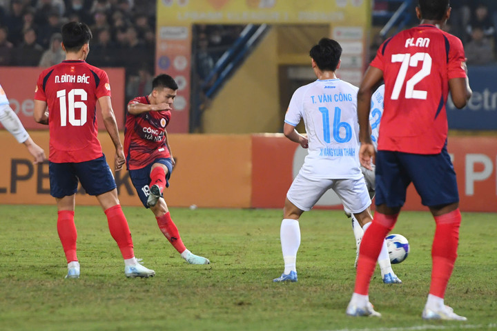 Quang Hải lập công cho CLB Công an Hà Nội.