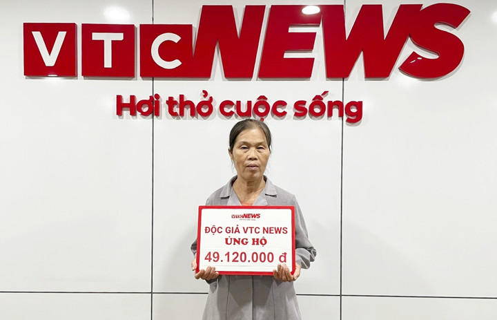 Bà Hảo - bà nội của 2 bé Phúc và Châu đến toà soạn Báo điện tử VTC News nhận tiền giúp đỡ từ bạn đọc.