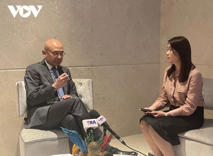 Thứ trưởng Ngoại giao Indonesia Arrmanatha Christiawan Nasir trả lời phỏng vấn của Đài TNVN.