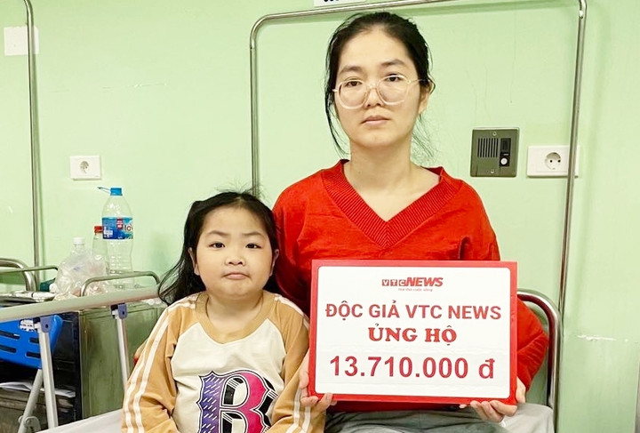 Bé Nhi và mẹ đón nhận sự giúp đỡ của các nhà hảo tâm.