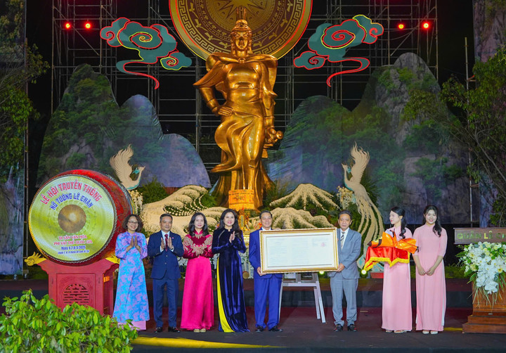 Tháng 1/2025, Bộ kim phẩm Đền Nghè được Thủ tướng Chính phủ công nhận là bảo vật quốc gia. Tối 7/3, tại Quảng trường Tượng đài Nữ tướng Lê Chân đã diễn ra Lễ đón nhận Bảo vật quốc gia “Bộ kim phẩm Đền Nghè” - Khai mạc Lễ hội truyền thống Nữ tướng Lê Chân năm 2025.