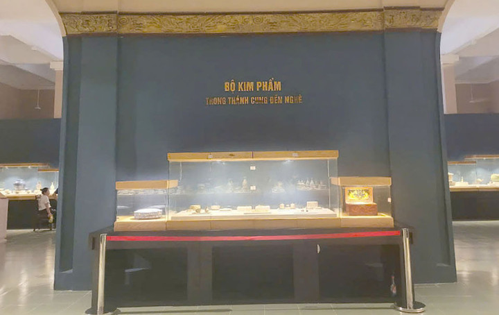 Bộ kim phẩm trong Thánh cung Đền Nghè đang được trưng bày tại Bảo tàng Hải Phòng, gồm những cổ vật tiêu biểu gắn liền với tín ngưỡng thờ Thánh Mẫu Lê Chân tại địa phương. Đây cũng là minh chứng cho nghệ thuật chế tác kim hoàn đỉnh cao vào đầu thế kỷ XX, mang giá trị quan trọng về lịch sử, văn hóa, kỹ thuật và mỹ thuật.