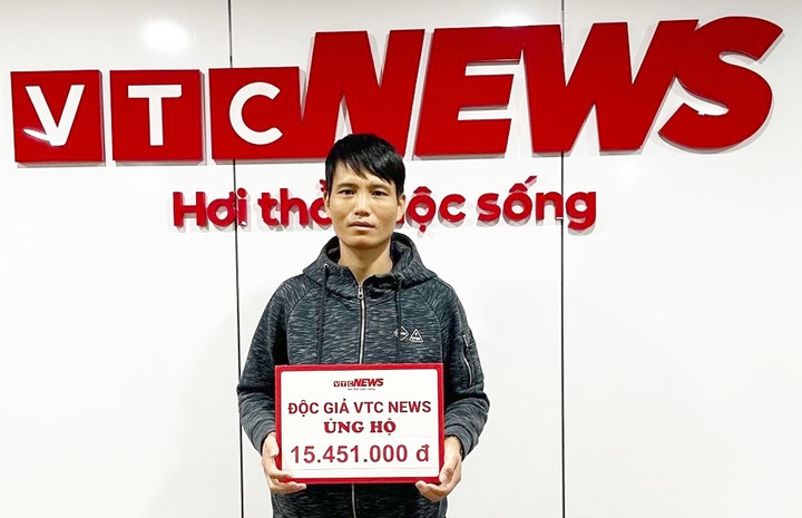 Đại diện gia đình chị Thanh nhận tiền ủng hộ của bạn đọc giúp đỡ.