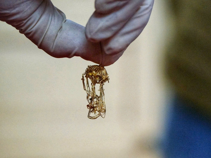 Tất cả hiện vật được chế tác thủ công từ vàng 24k tinh xảo với hoạ tiết đặc trưng đầu thế kỷ 20 như hoa văn rồng, tứ quý, hoa chanh… Hiện vật độc bản, thể hiện sự chế tác công phu, cầu kỳ, đại diện cho nghệ thuật trang sức - đồ thờ thời Nguyễn đạt đến đỉnh cao.